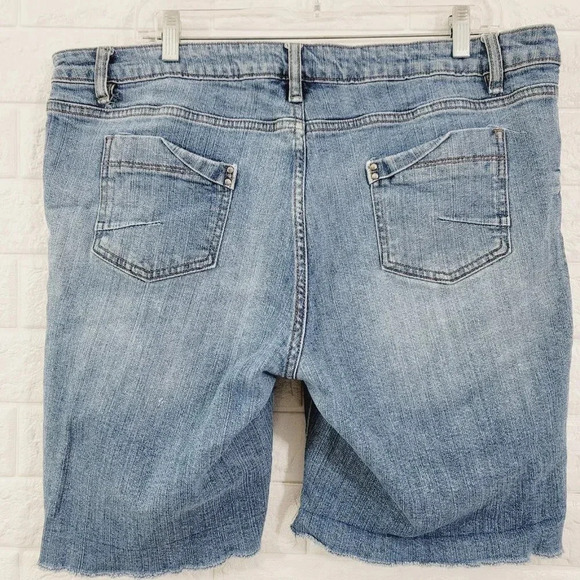 Massini Women's Stretch Denim Cut Off Short Zipper Fly Blue Medium Wash Size 16 - Picture 2 of 3